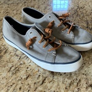 8.5 women’s sperry shoes